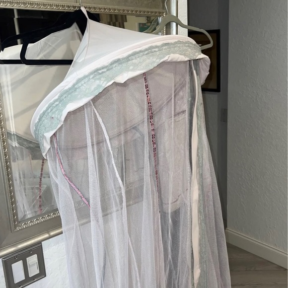 Bed canopy with matching curtains - Picture 2 of 6